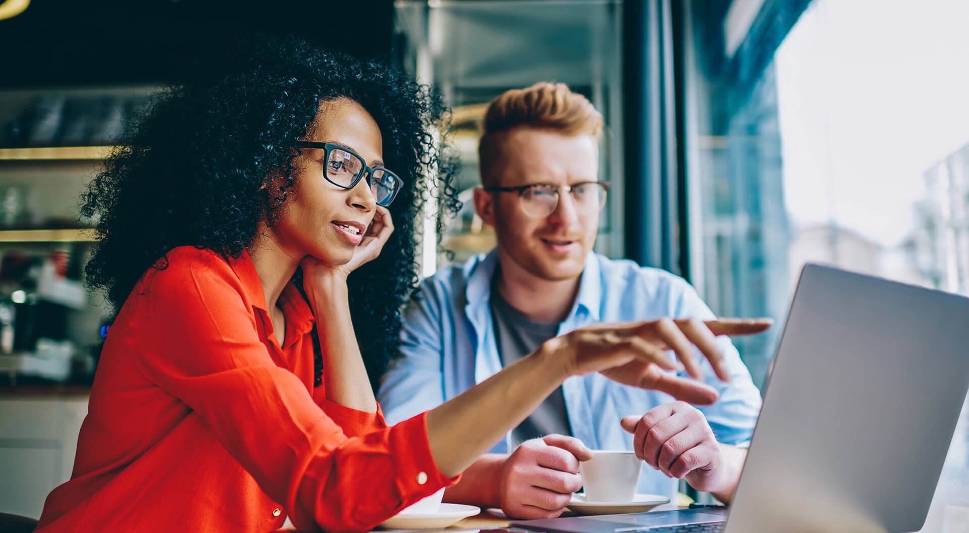 blog-modern Eine Frau und ein Mann besprechen etwas