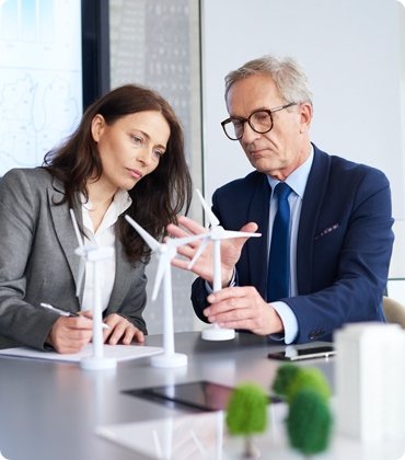 renewable4 Ein Mann und eine Frau besprechen Windräder
